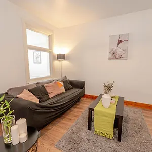  Holiday home Beautiful 4 Bedrooms House, 7 Walk To Train Station