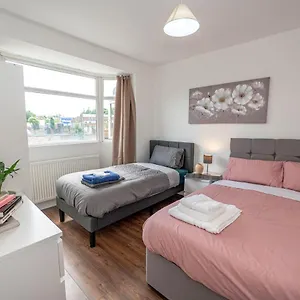  Holiday home 4 Bedrooms,2 Bathrooms House With Free Parking