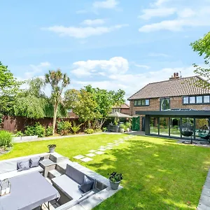  Villa Gatsby With Large Garden And Fancy Hot Tub